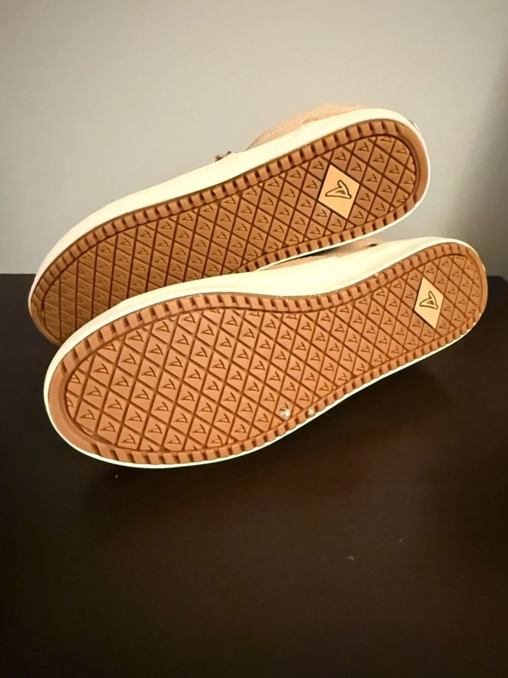 Sperry crest lug